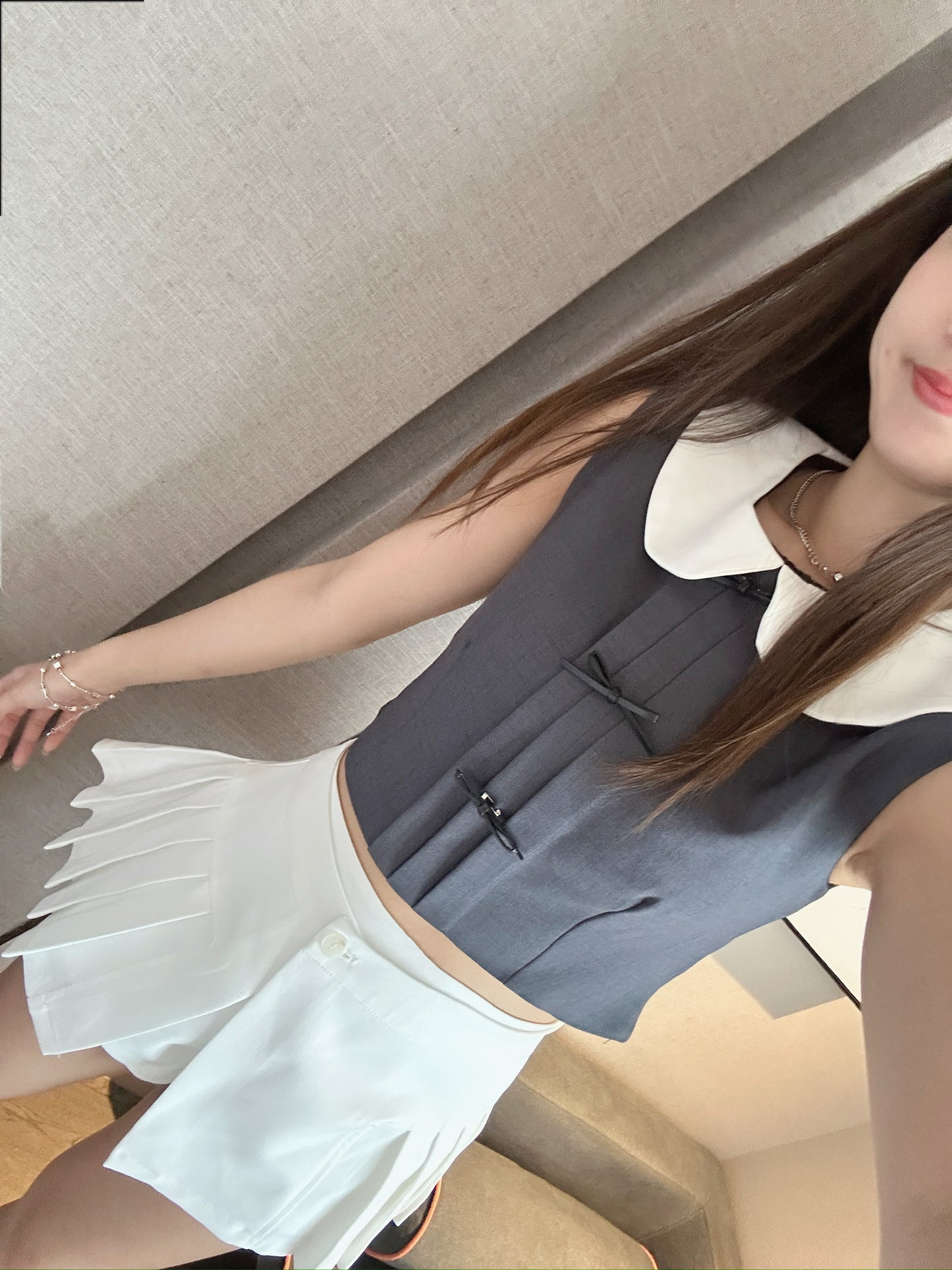 Sleeveless cropped vest top with leather ribbon pin