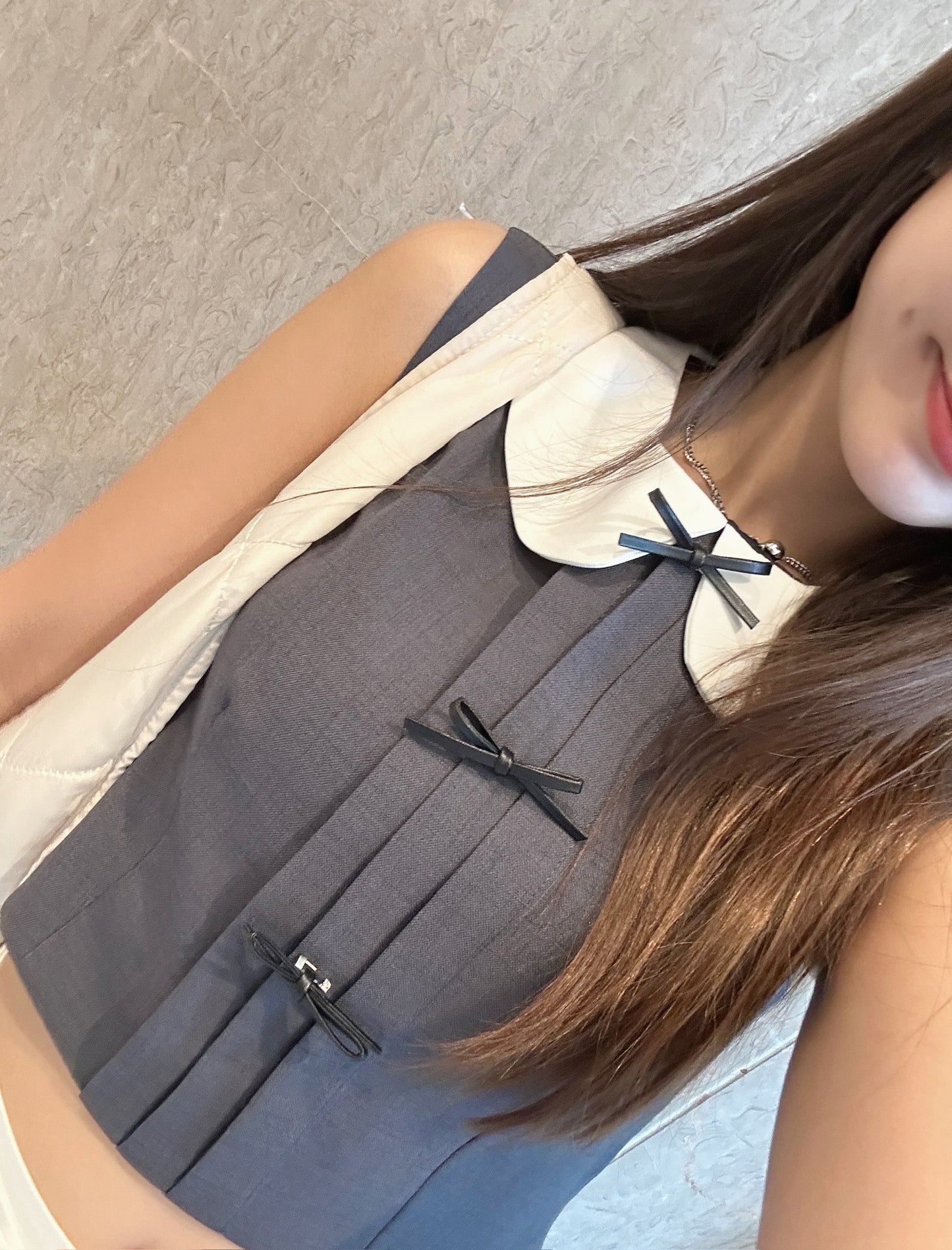 Sleeveless cropped vest top with leather ribbon pin